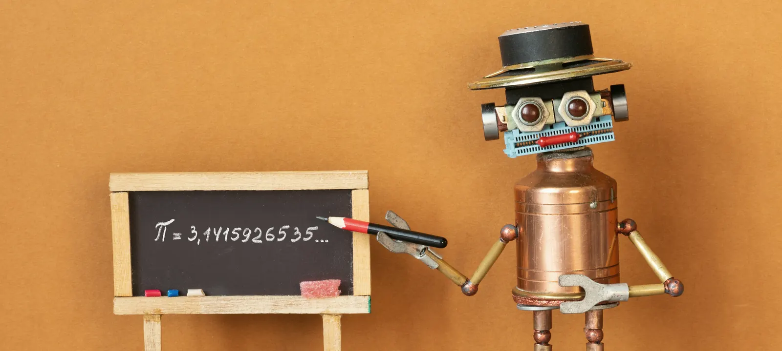 Robot w kapeluszu prezentujący liczby na tablicy — wyniki firmy pokazane tak, żeby zapadały decyzje