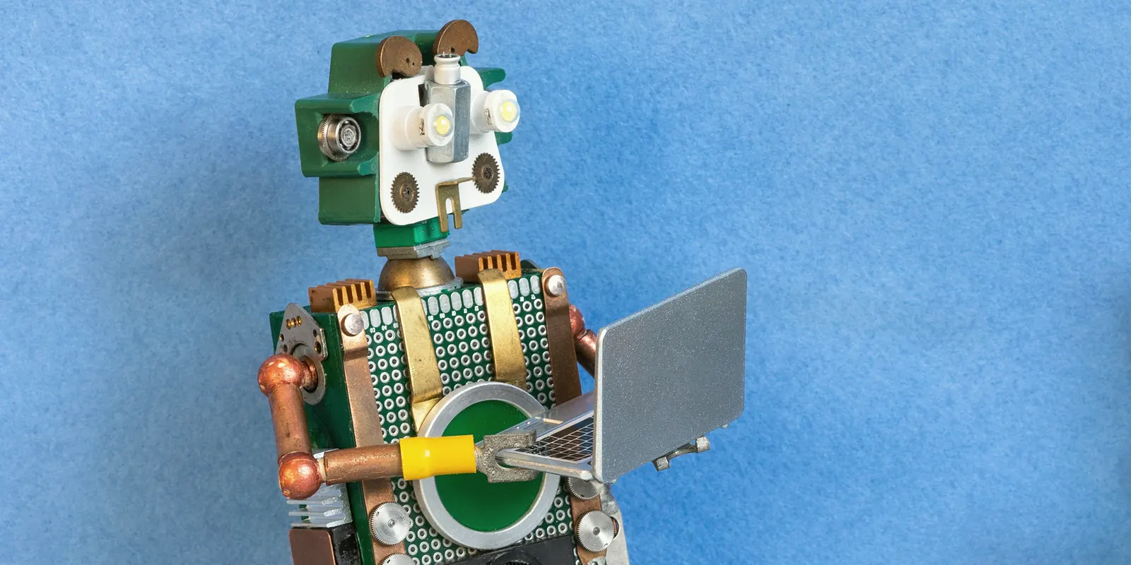 Robot piszący na laptopie — nasz bloger