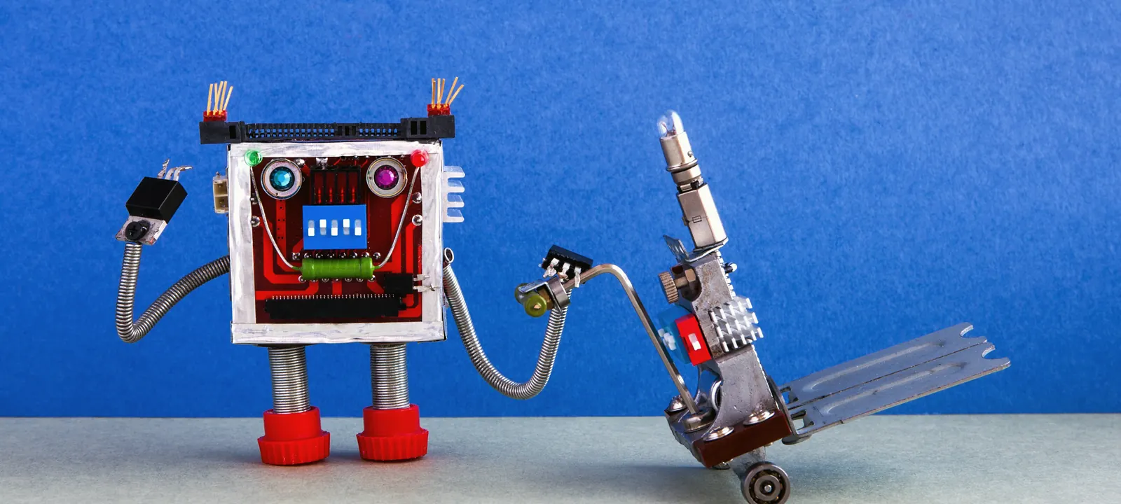 Robot obsługujący zabawkowy wózek widłowy — automatyzacja na produkcji