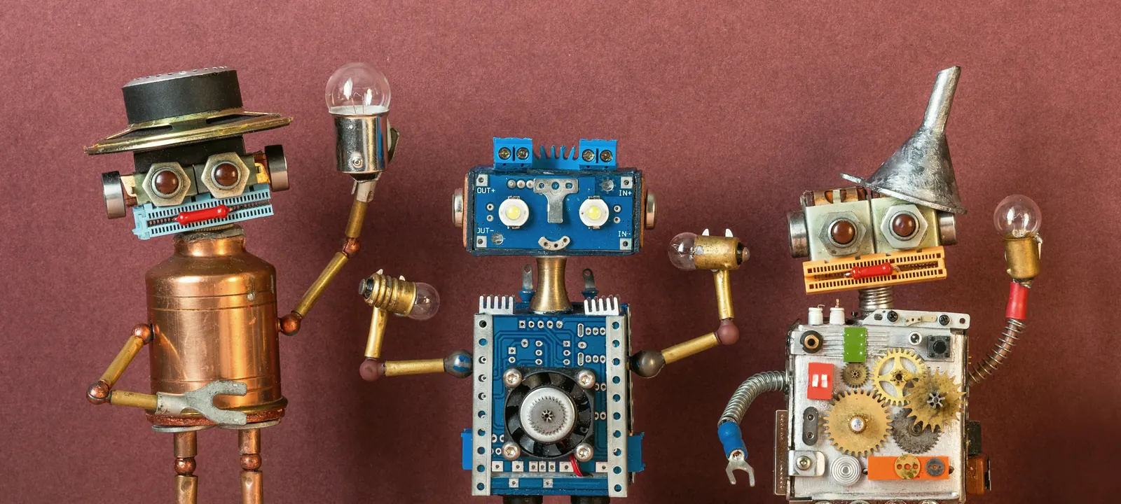 Trzy roboty z żarówkami — zespół z pomysłami na rozwiązanie