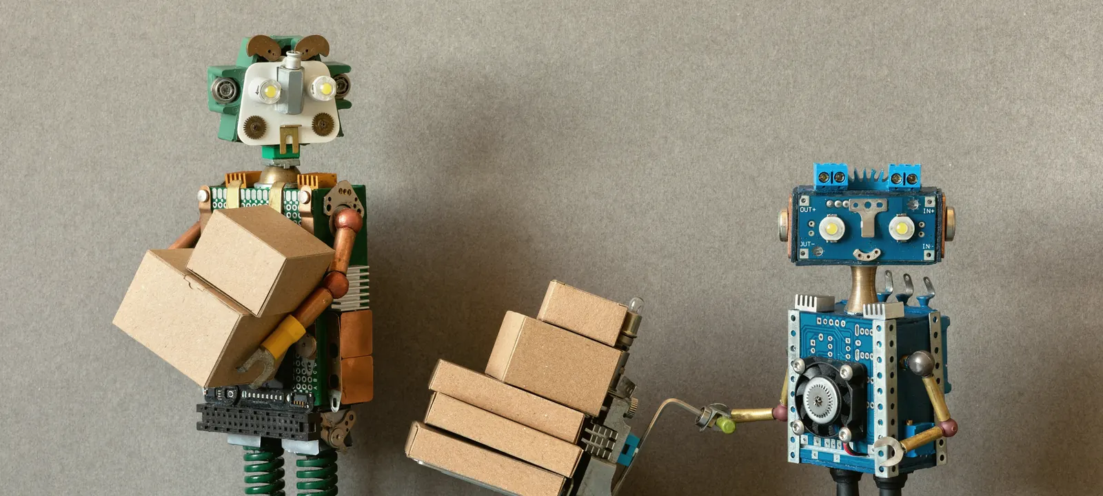 Dwa roboty podające sobie paczki — wdrożenie przekazywane etap po etapie