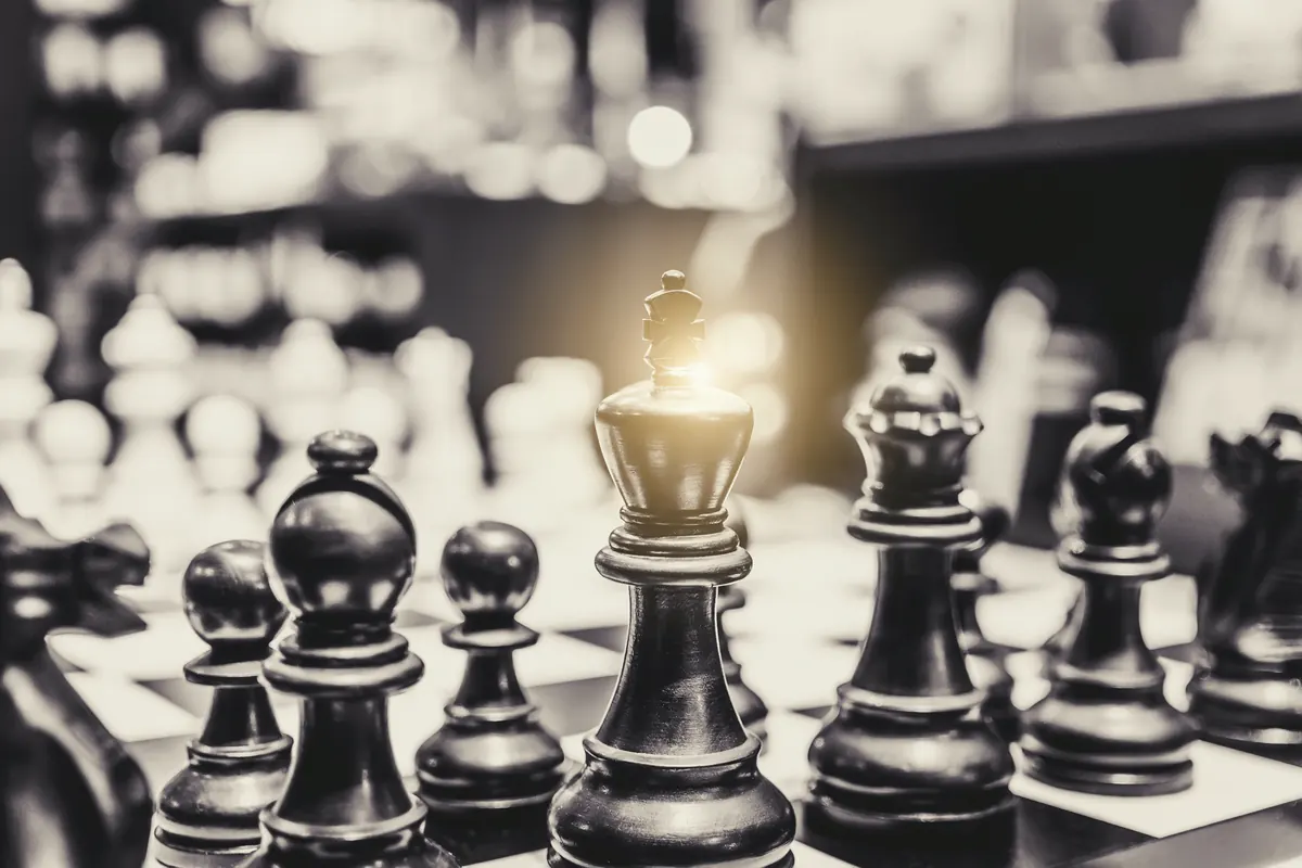 Król na szachownicy — strategia oparta na doświadczeniu