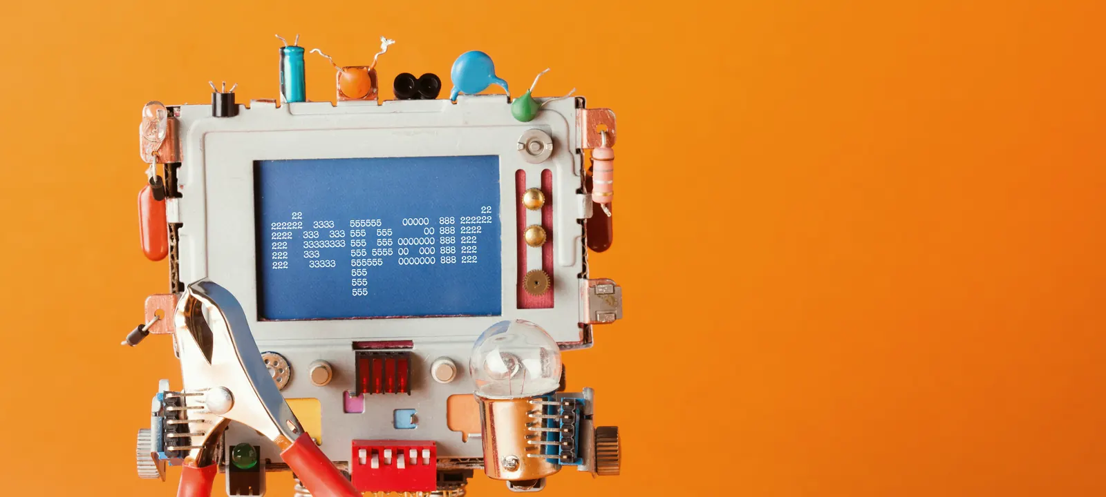 Robot z ekranem wyświetlającym napis repair i narzędziami — przejmujemy i porządkujemy wdrożenia